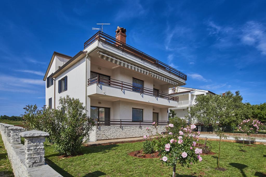 Lovely Roses Apartment Umag Exterior photo
